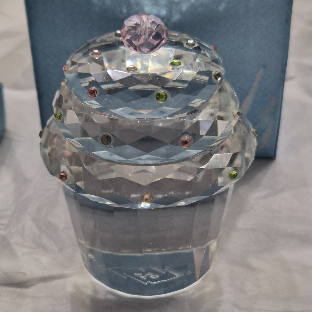 Simon Designs cupcake paperweight